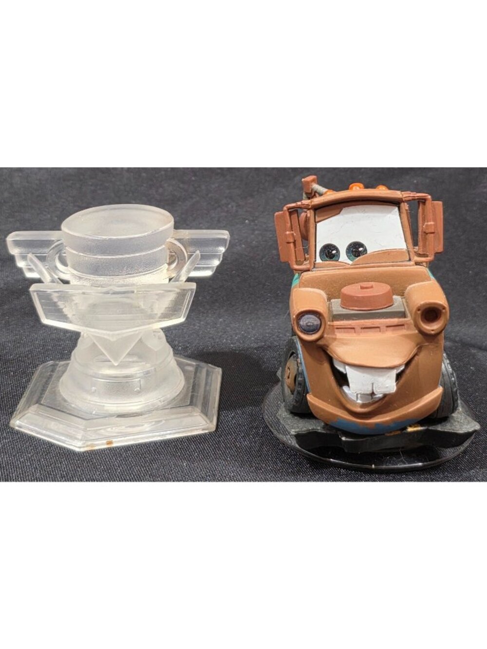 Disney Infinity Cars 1.0 TOW MATER truck & PISTON CUP trophy crystal 2 figures